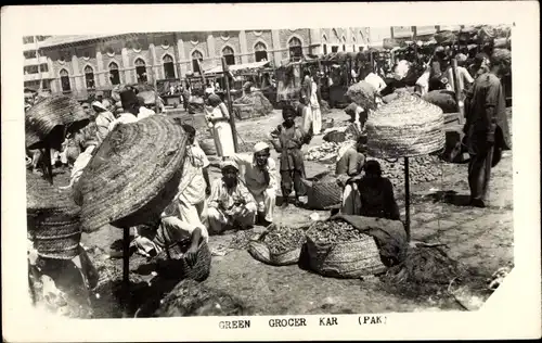 Foto Ak Karatschi Pakistan, Old Market, Green Grocer, Markthändler