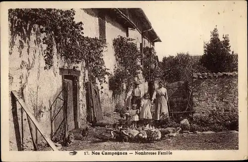 Ak Frankreich, Nos Campagnes, Nombreuse Familie, Familienbild auf dem Hof mit Hühnern