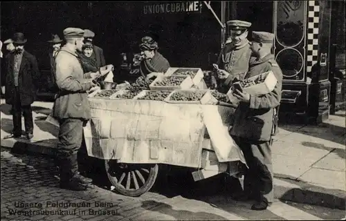 Ak Bruxelles Brüssel, Soldats allemands achetant des fruits, Deutsche Soldaten, Früchteverkäufer