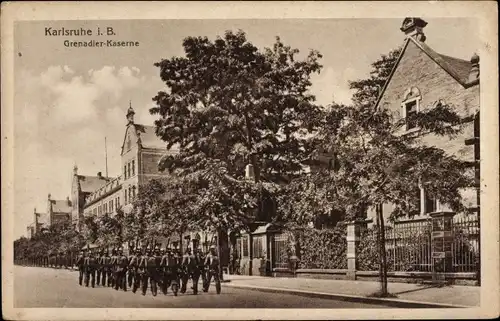 Ak Karlsruhe in Baden, Grenadierkaserne, marschierende Soldaten