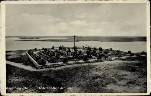 Ak Węgorzewo Angerburg Ostpreußen, Heldenfriedhof, Kreuz