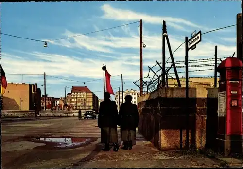 Ak Berlin Mitte, Checkpoint Charlie von der westlichen Sektorengrenze aus aufgenommen, Vopos