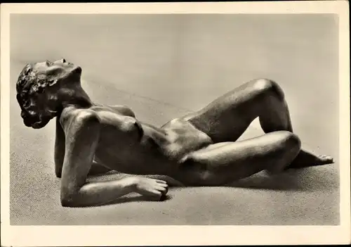 Ak Plastik von Fritz Klimsch, Sommertag, Frau, Sonnenbad