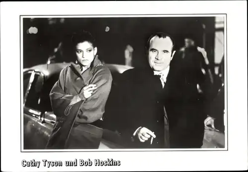 Ak Schauspieler Cathy Tyson und Bob Hoskins, Portrait mit Zigaretten, Mona Lisa
