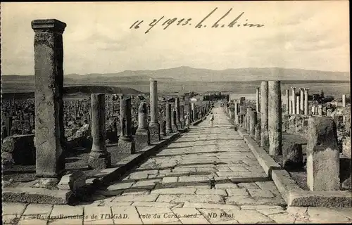 Ak Timgad Algerien, Ruines Romaines, Vole du Cardo nerd., Römische Ruinen, Hauptstraße, Säulen