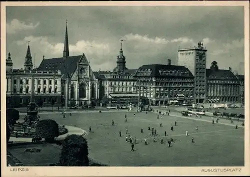 Ak Leipzig in Sachsen, Augustusplatz, Säule, Passanten, Kirchen