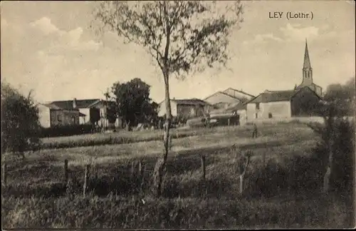 Ak Ley Moselle Lothringen, Ortsansicht mit der Stadtkirche in der Ferne, eglise