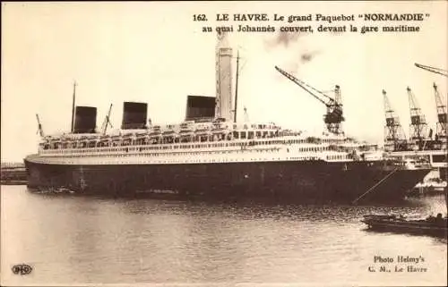 Ak Le Havre Seine Maritime, Paquebot "Normandie", au quai Johannes couvert, devant la gare maritime
