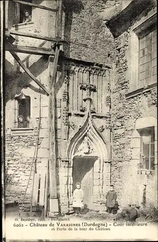 Ak Varaignes Dordogne, Le Chateau, Cour interieure et Porte de la tour du Chateau