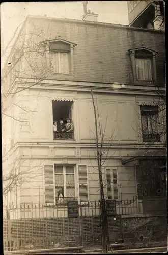 Foto Ak Paris XVII, Wohnhaus, Anwohner am Fenster