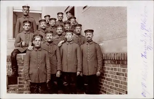 Ak Berlin Spandau, Gruppenbild, Soldaten in Uniform am Haus posierend