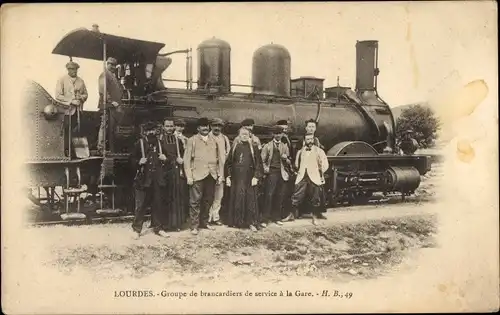 Ak Lourdes Hautes Pyrénées, Französische Eisenbahn, Groupe de brancardiers de service de la Gare