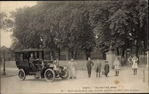 Ak Néris les Bains Allier, Auto attendant une famille devant le Parc des Arenes, Auto