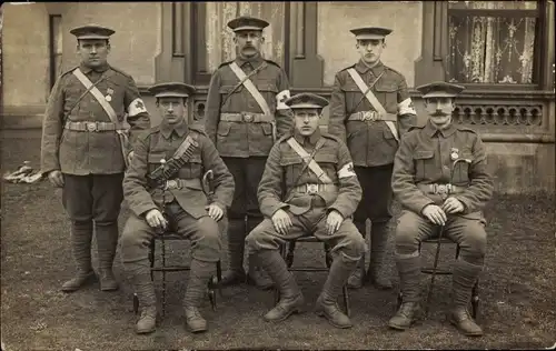 Foto Ak Belgische Soldaten in Uniformen, Rotes Kreuz