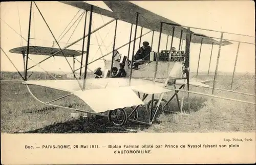 Ak Flugzeug, Biplan Farman pilote par Prince de Nyssol faisant son plein d'Automobile