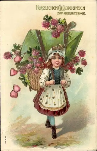 Präge Ak Glückwunsch Geburtstag, Mädchen trägt Kiepe mit Kleeblättern und Blüten