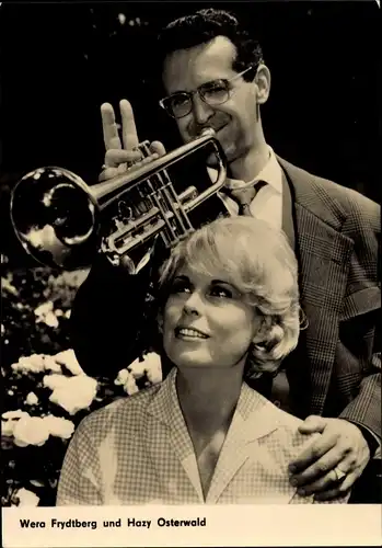 Ak Schauspieler Wera Frydtberg und Hazy Osterwald, Portrait, Musik ist Trumpf, Trompete