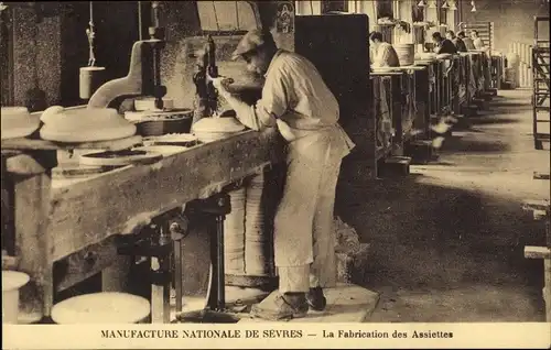 Ak Sèvres Hauts de Seine, Manufacture Nationale de Sevres, La Fabrication des Assiettes