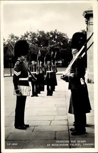 Ak City of Westminster London England, Buckingham Palace, Changing the Guard