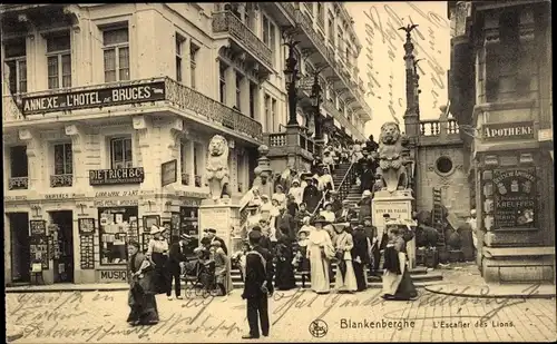 Ak Blankenberge Westflandern, L'Escalier des Lions, Hôtel de Bruges, Löwenstatue, Denkmal, Menschen