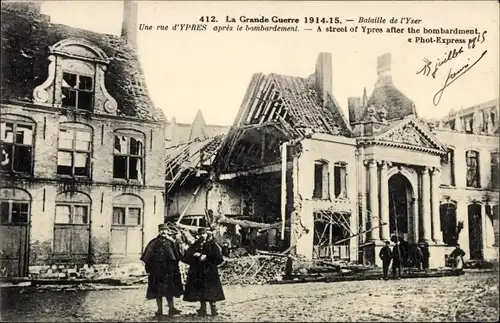 Ak Ypres Ypern Flandern, Une rue apres le bombardement, Kriegszerstörungen, 1. Weltkrieg