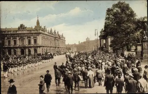 Ak Berlin Mitte, Parade, Platz, Gebäude