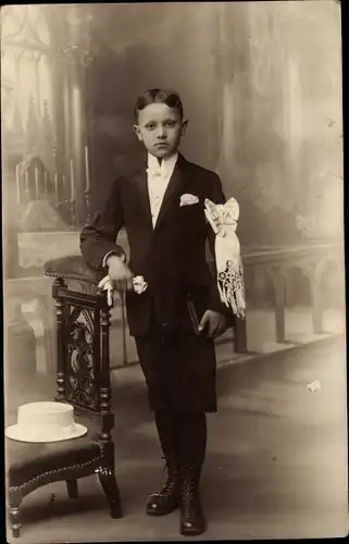 Foto Ak Maubeuge Nord, Portraits eines Jungens in Anzug mit Schleife am Arm, Handschuhe, Buch