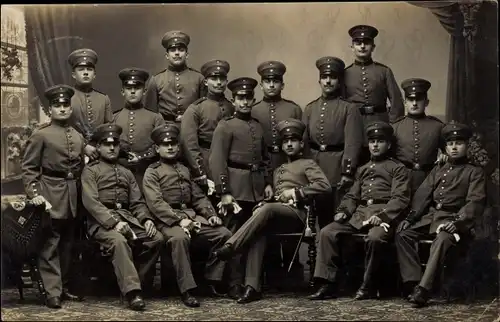 Foto Ak Neuburg am Inn Niederbayern, Soldaten in Uniform