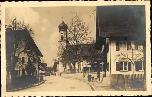 Ak Oberammergau in Oberbayern, Dorfpartie mit Kirche