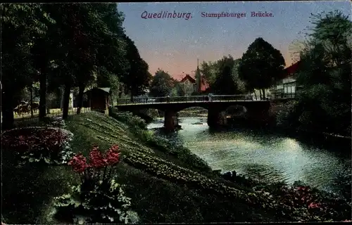 Ak Quedlinburg im Harz, Blick vom Ufer zur Stumpfburger Brücke