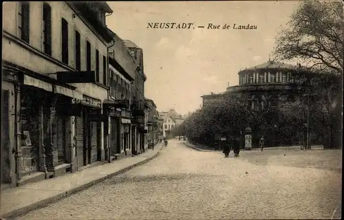 Ak Neustadt an der Weinstraße, Partie an der Landau Straße, Geschäfte und Passanten