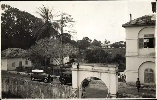 Foto Ak Senegal, Fouladou, Teilansicht, Eingang, Wache, Autos