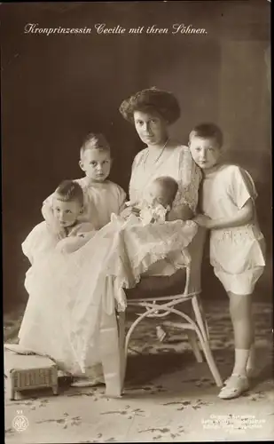 Ak Kronprinzessin Cecilie von Preußen mit Kindern, NPG VI