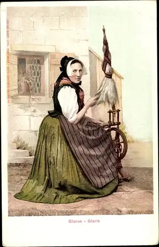 Ak Glarus Kanton Glarus Schweiz, Frau in Tracht beim Spinnen