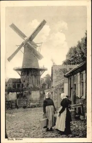 Ak Sluis Zeeland Niederlande, Molen, Windmühle, Frauen in niederländischer Tracht