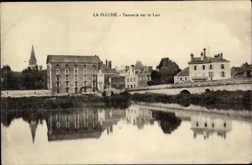 Ak La Flèche Sarthe, Tannerie su le Loir, Wasseransicht, Gebäude, Brücke