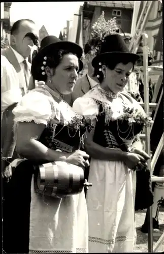 Foto Ak Bad Tölz in Oberbayern, zwei Frauen in Tracht, alte Gebirgsschützen rückseitig