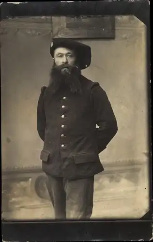 Foto Ak Quedlinburg im Harz, Portrait v. John Revellard, stehend, 11. Jägerregiment