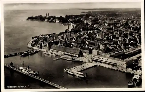 Ak Friedrichshafen am Bodensee, Luftbild vom Ort mit Hafen