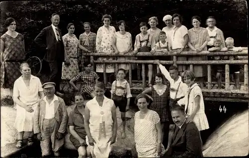 Foto Ak Bad Wörishofen im Unterallgäu, Gruppenbild an der Brücke