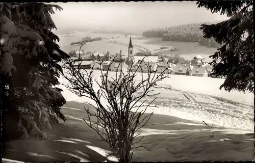 Ak Schönwald im Schwarzwald, Durchblick zum Ort im Winter