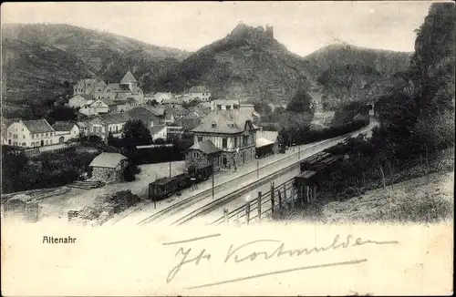 Ak Altenahr im Ahrtal, Bahnhof vom Berg aus gesehen, Ort