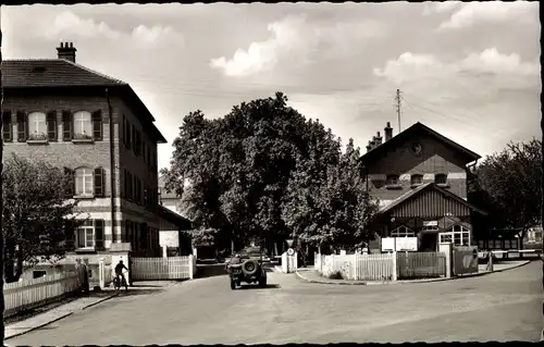 Ak Münsingen, Truppenübungsplatz, Eingang zum alten Lager, Fahrrad, Geländewagen