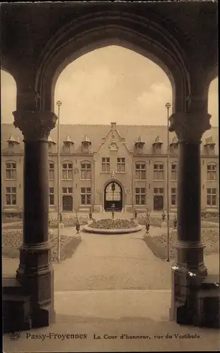 Ak Passy-Froyennes Tournai Wallonien Hennegau, La Cour d'honneur, vue du Vestibule