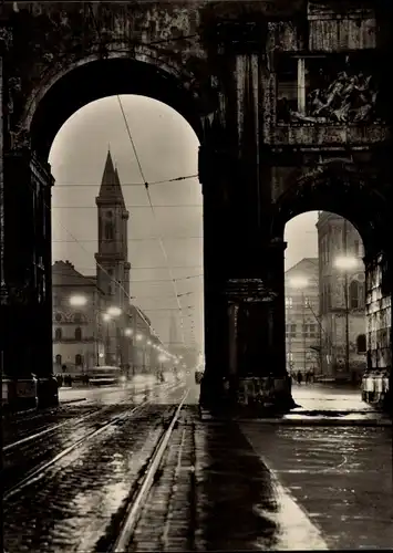 Ak München, Siegestor, Ludwigskirche, Beleuchtung bei Regen
