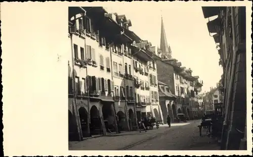 Foto Ak Stadt Bern Schweiz, Stadtansicht, Kirchturm, Passanten