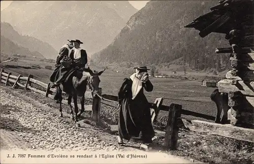 Ak Kanton Wallis Schweiz, Femmes d'Evolene se rendant a l'Eglise, Val d'Herens