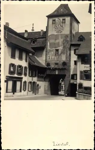 Foto Ak Liestal Kanton Basel Land Schweiz, Turm, Uhr, Ritter mit schweizerischer Fahne