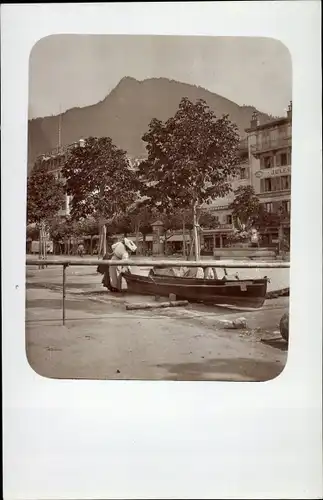 Foto Ak Schweiz, Frau am Ruderboot, Bäume, Berge, Hotel