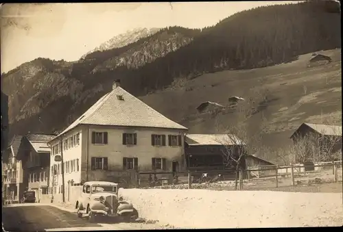 Foto Ak Schweiz ?, Straßenpartie, Gasthaus, Automobil